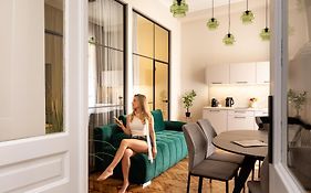 Old Town Charm & Chic By Downtown Apartments